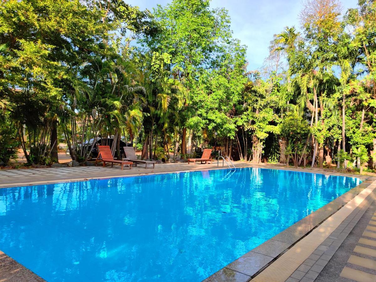 Thong Paeka Hotel Prasat Exterior foto