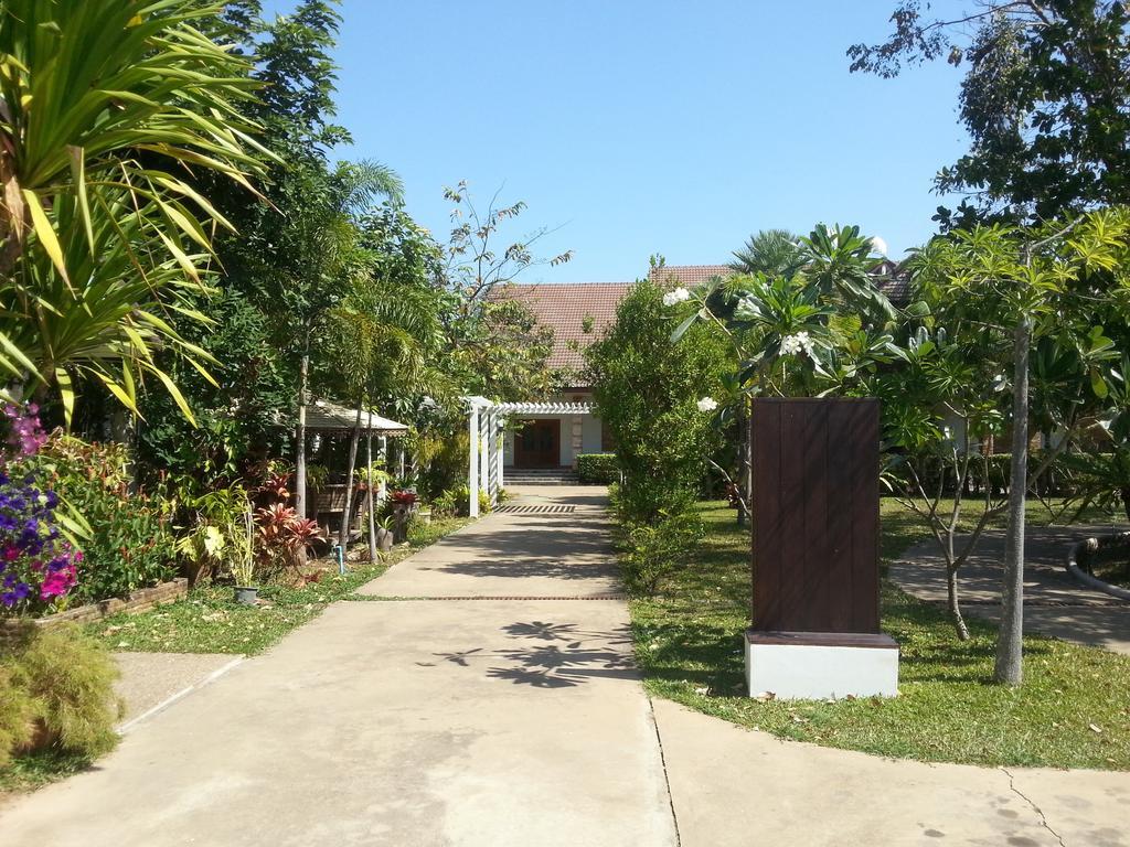 Thong Paeka Hotel Prasat Exterior foto