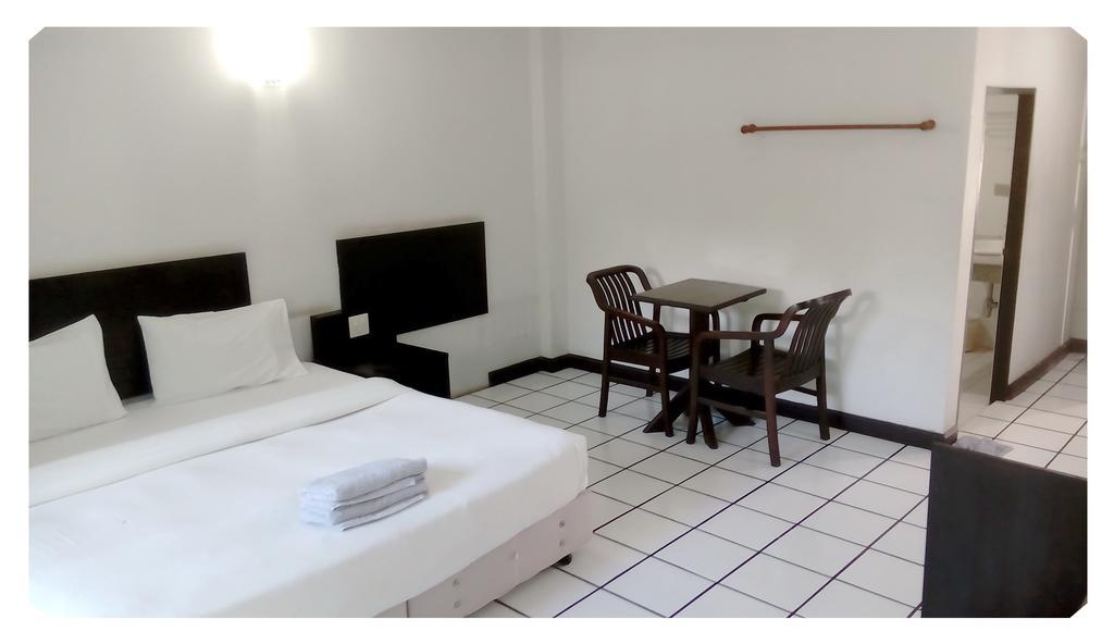 Thong Paeka Hotel Prasat Habitación foto
