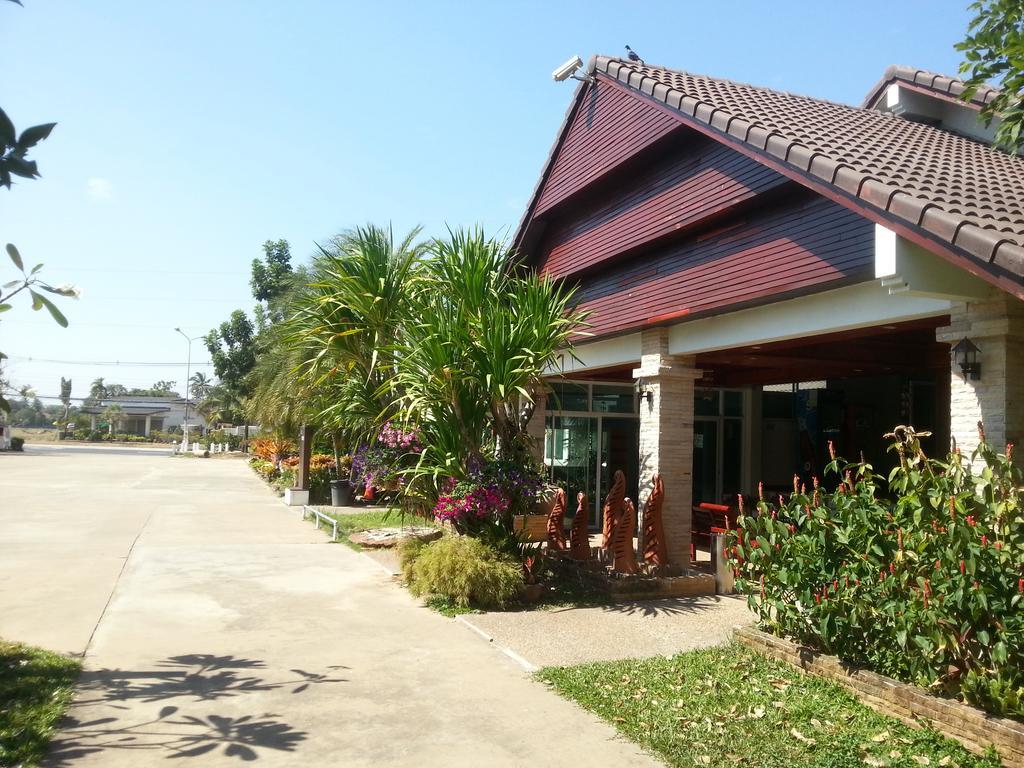 Thong Paeka Hotel Prasat Exterior foto