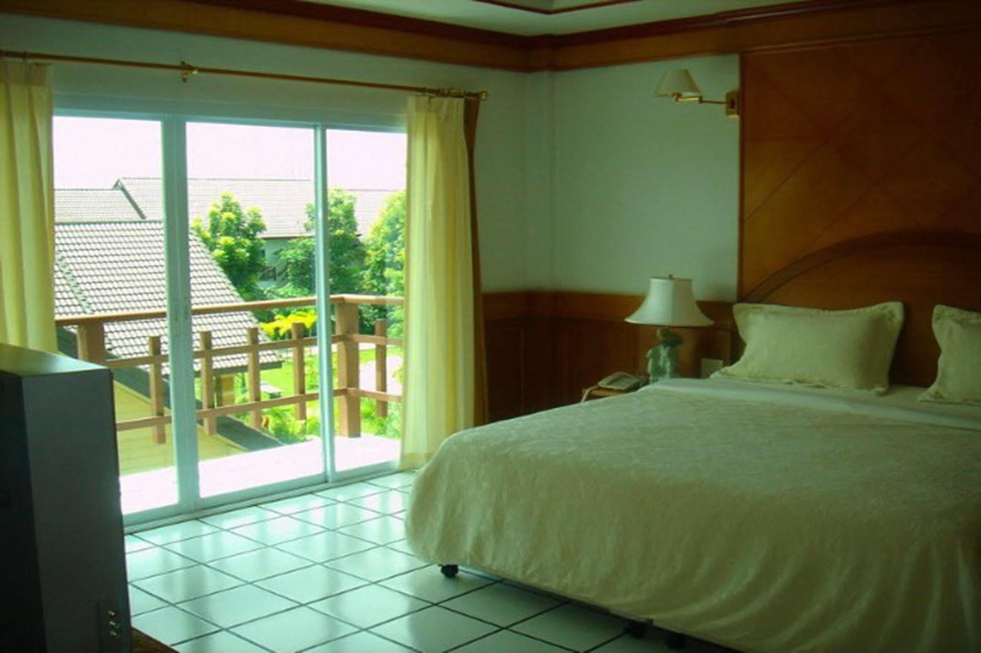 Thong Paeka Hotel Prasat Exterior foto